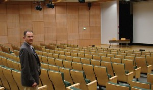 Des infrastructures flambant neuves ! Jean-Luc Jouault, directeur de l’Association du Domaine de l’Asnée, dans l’auditorium qui peut accueillir jusqu’à 370 personnes.