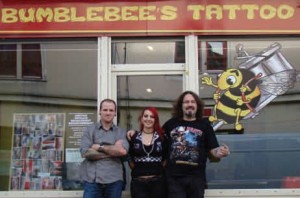 Clément Lefebvre, Claire Anelli et Alex Blaizot, la fine équipe de Bumblebee’s Tattoo à Pont-à-Mousson.