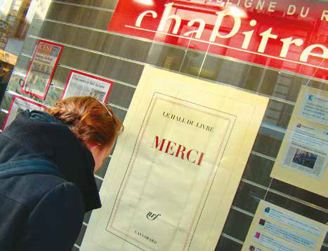 Le Tribunal de commerce de Paris a validé jeudi 26 décembre la reprise du Hall du Livre de Nancy par la maison Gallimard. Les salariés ont affiché leur soulagement en vitrine dans un remerciement très littéraire à tous ceux qui les ont soutenus sur les réseaux sociaux.