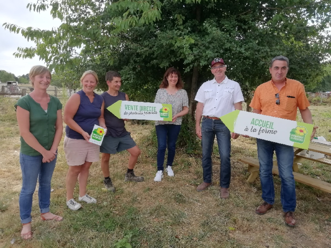 Remise du panonceau à Héloïse et Hervé Dziewulski (au centre) par la commission d’agrément. © : Chambre d’Agriculture de la Meuse.