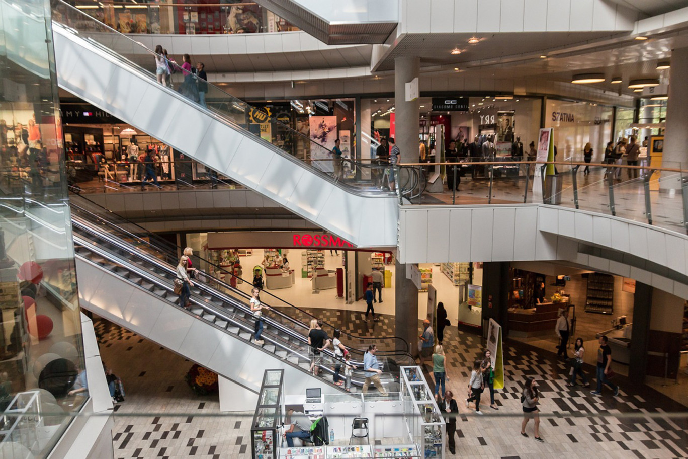 Les propriétaires des grands centres commerciaux rêvent, eux, de les rendre indispensables aux consommateurs.