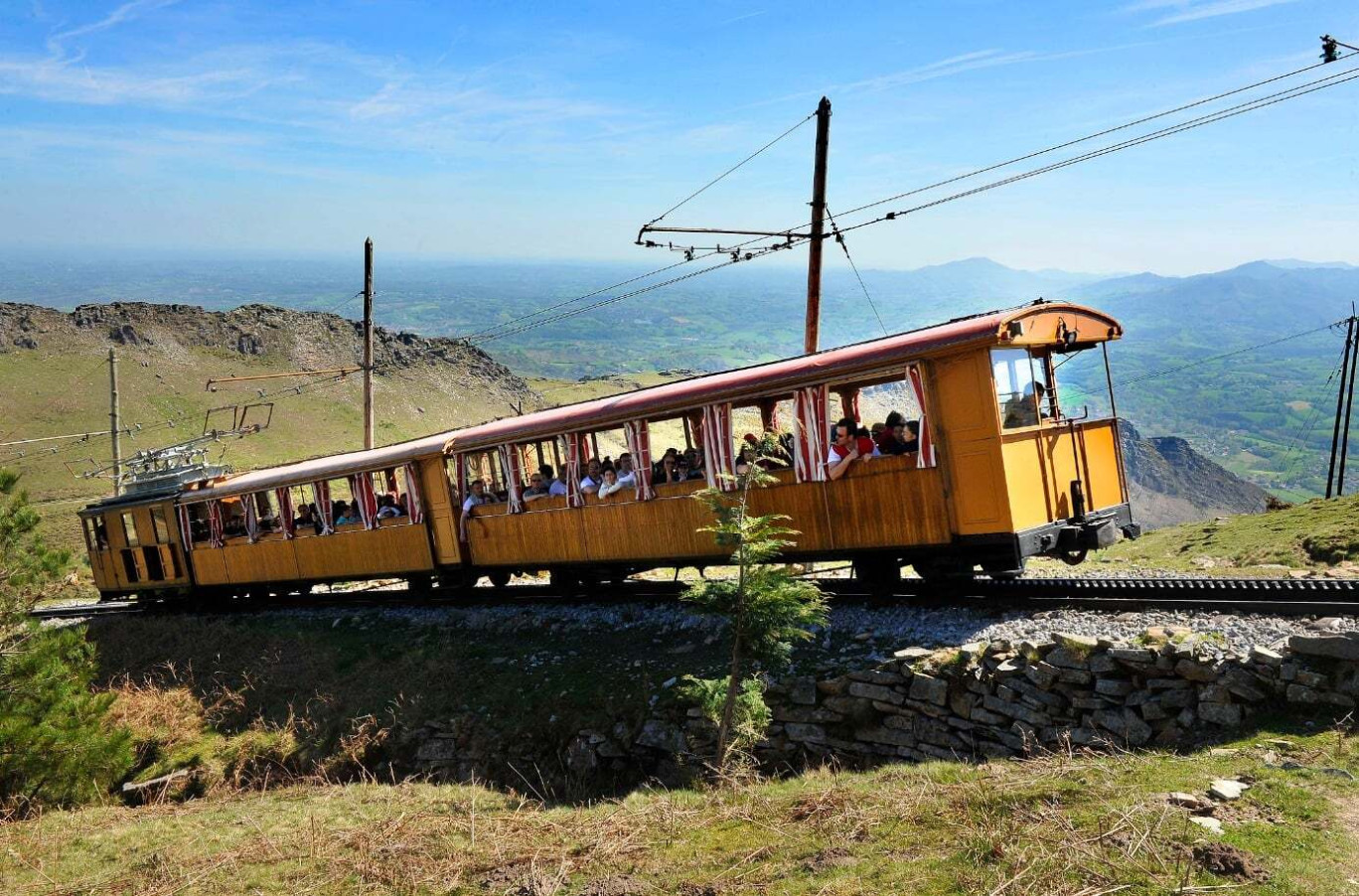 ©Train de la Rhune Attraction touristique majeure du Pays basque, le petit train de la Rhune fête cette année son centenaire avec l’objectif de mieux gérer son affluence, conséquence de son succès.