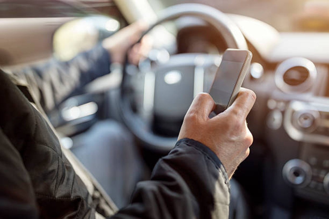 Les outils distracteurs au volant représentent un facteur majeur d'accidentologie sur la route. 