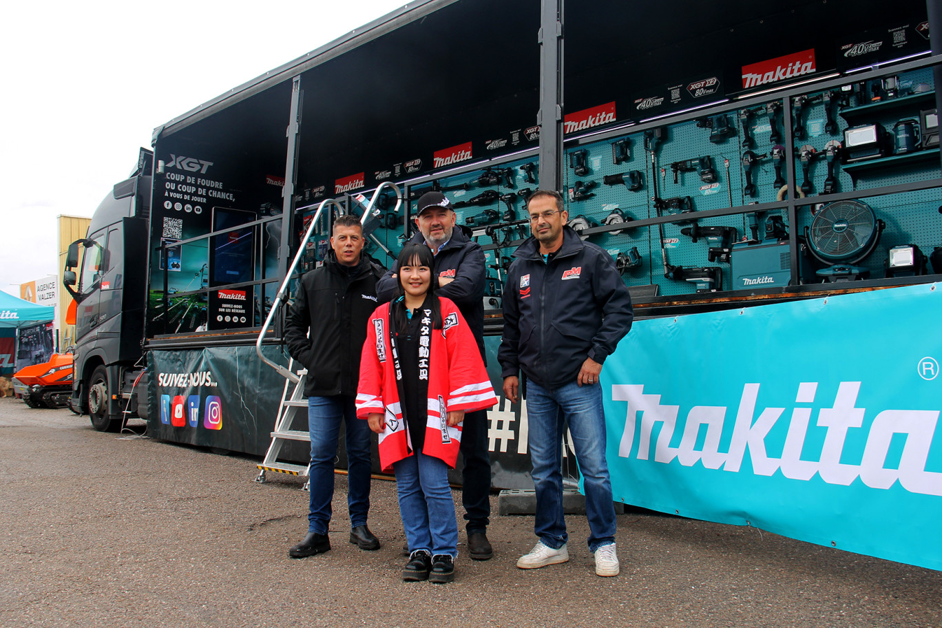 Vincent Vigneron (au centre), le pilote de Pignolet Matériel et ses équipes ont été choisis pour le constructeurs japonais Makita pour accueillir son étape régionale de son Makita XGT Tour à Ludres.