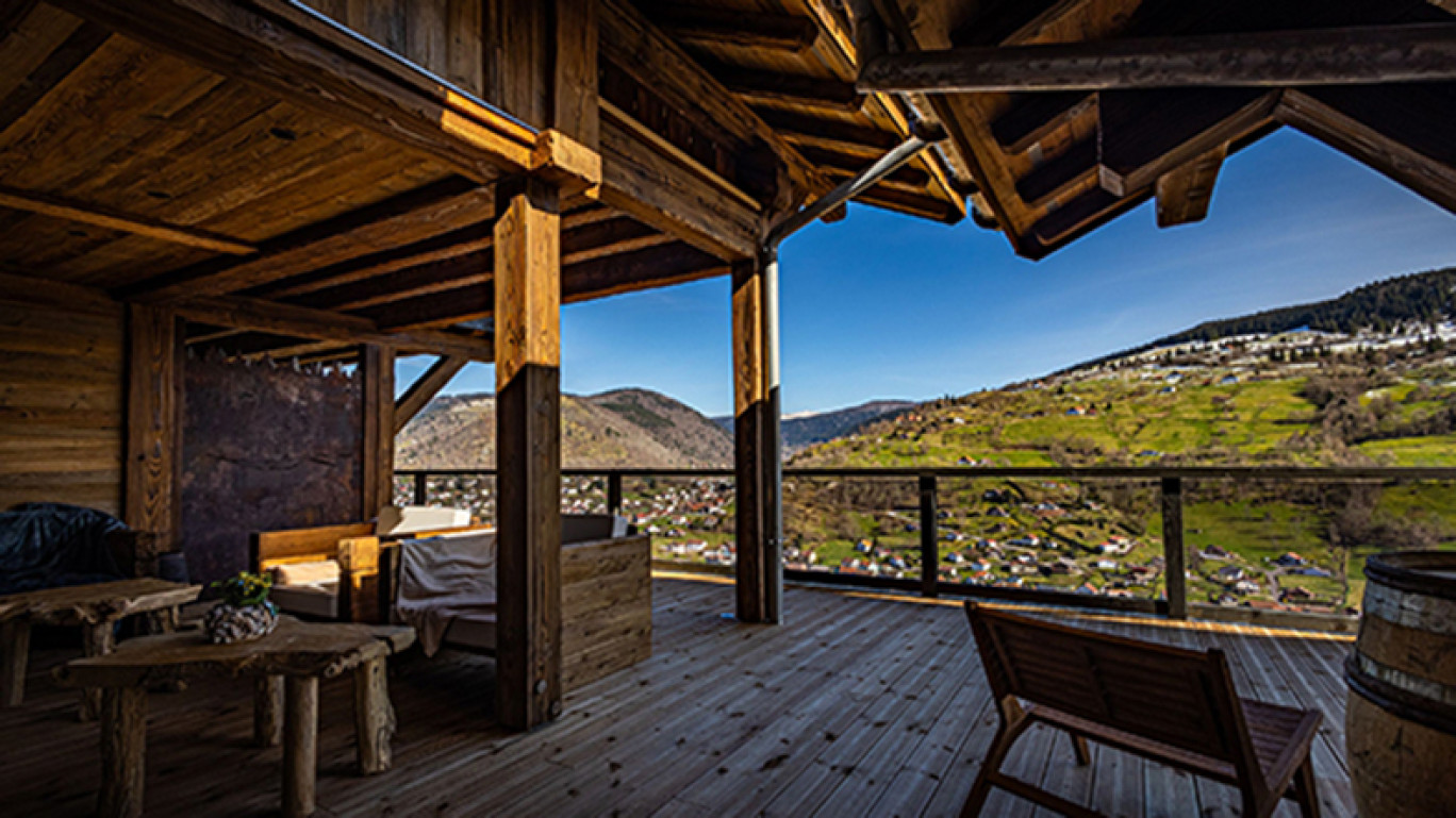 © : Christophe Fouquin. Perchée sur les hauteurs de la Bresse, la Cabane du Breuil invite à une découverte du massif vosgien en toute authenticité. 