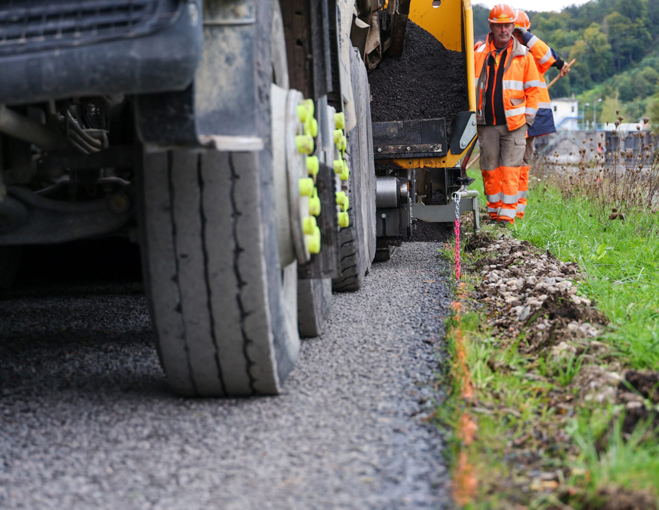 © GBerger-CD 54. Sur le chantier de la véloroute V52 entre Maron et Foug, un enrobé de nouvelle génération développé par Colas est mis en place. Cet enrobé à froid permet un gain d’émission de CO2 de 50 %.