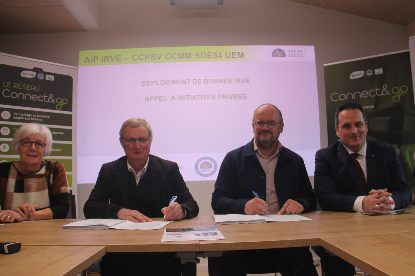 Le réseau Connect & go sur les territoires de Moselle et Madon et du Sel & Vermois a été lancé officiellement, le 5 décembre, par Christian Aries (deuxième en partant de la gauche), président du SDE 54 et Stéphane Kilbertus, directeur général d’UEM. 