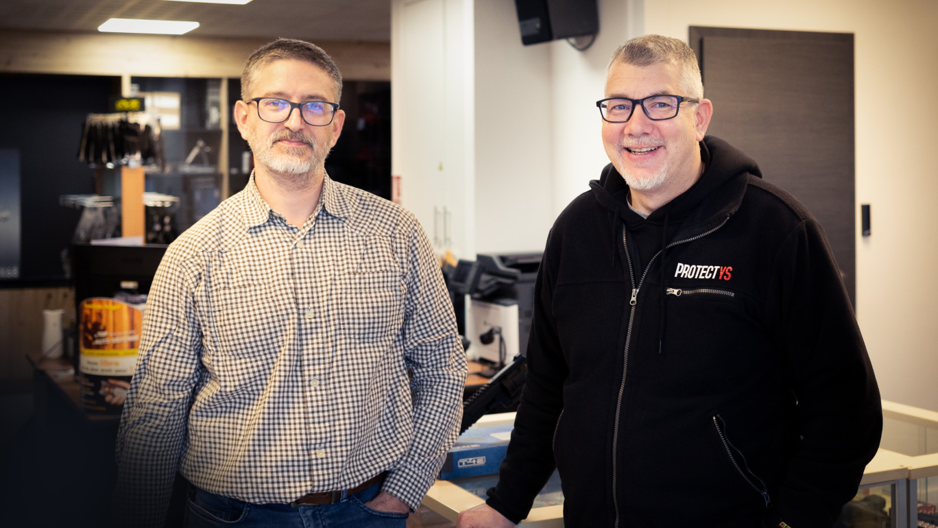 © Johann Marin-Thiery. Xavier Martinez-Fortun, fondateur et pilote de Protectys et  Simon-Pierre Badoc (chemise à carreaux), responsable du magasin Protectys d’Houdemont, possèdent tous les deux le certificat de qualification professionnelle d’armuriers.