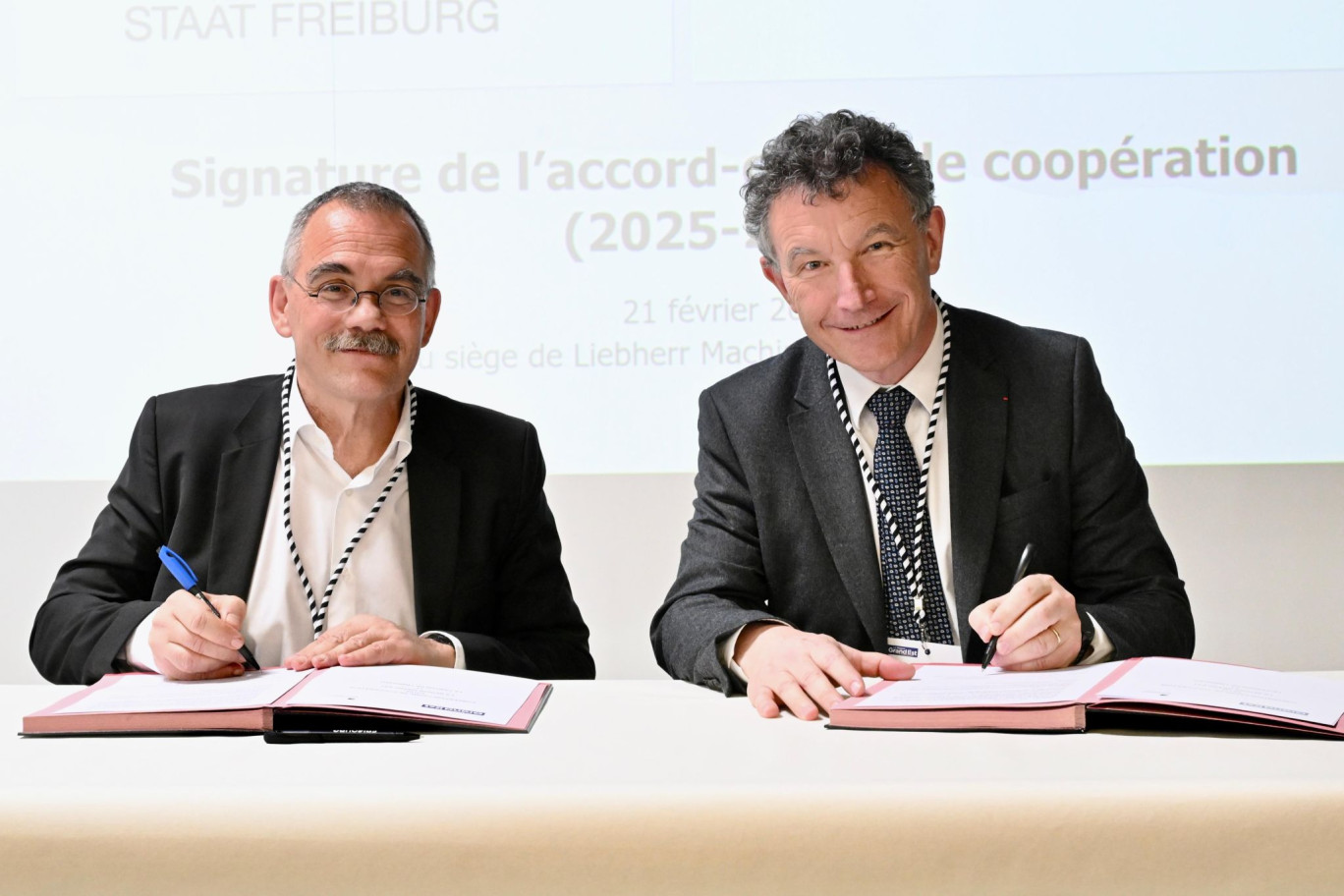 © Région Grand Est. Jean-François Steirt, président du Conseil d’État fribourgeois et Franck Leroy, président de la Région Grand Est ont renouvelé l’accord-cadre unissant les deux territoires et annoncé le renforcement de leur collaboration économique. 