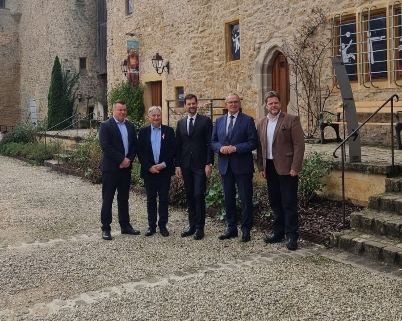 En octobre dernier, au château de Malbrouck, lors de l’annonce du choix de Metz comme ville hôte. De gauche à droite : Alexandre Keff, vice-président de Moselle Attractivité et propriétaire du Domaine de la Klauss; François Grosdidier, maire de Metz et président de l’Eurométropole de Metz ; Gwendal Poullennec, directeur international du Guide Michelin ; Patrick Weiten, président du Département de la Moselle et de Moselle Attractivité ; Cédrick Gouth, maire de Woippy, vice-président de l’Eurométropole de Metz et président d’Inspire Metz. © Liveandshoot