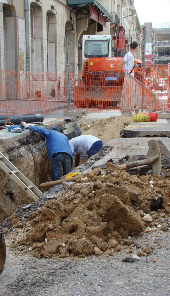 Depuis le 21 mai 2012 et jusque fin septembre, les travaux d’extension du réseau de chauffage de Nancy Centre sont réalisés, pour le raccordement de la faculté de Droit et de l’ensemble Poirel à une chaleur «verte» !