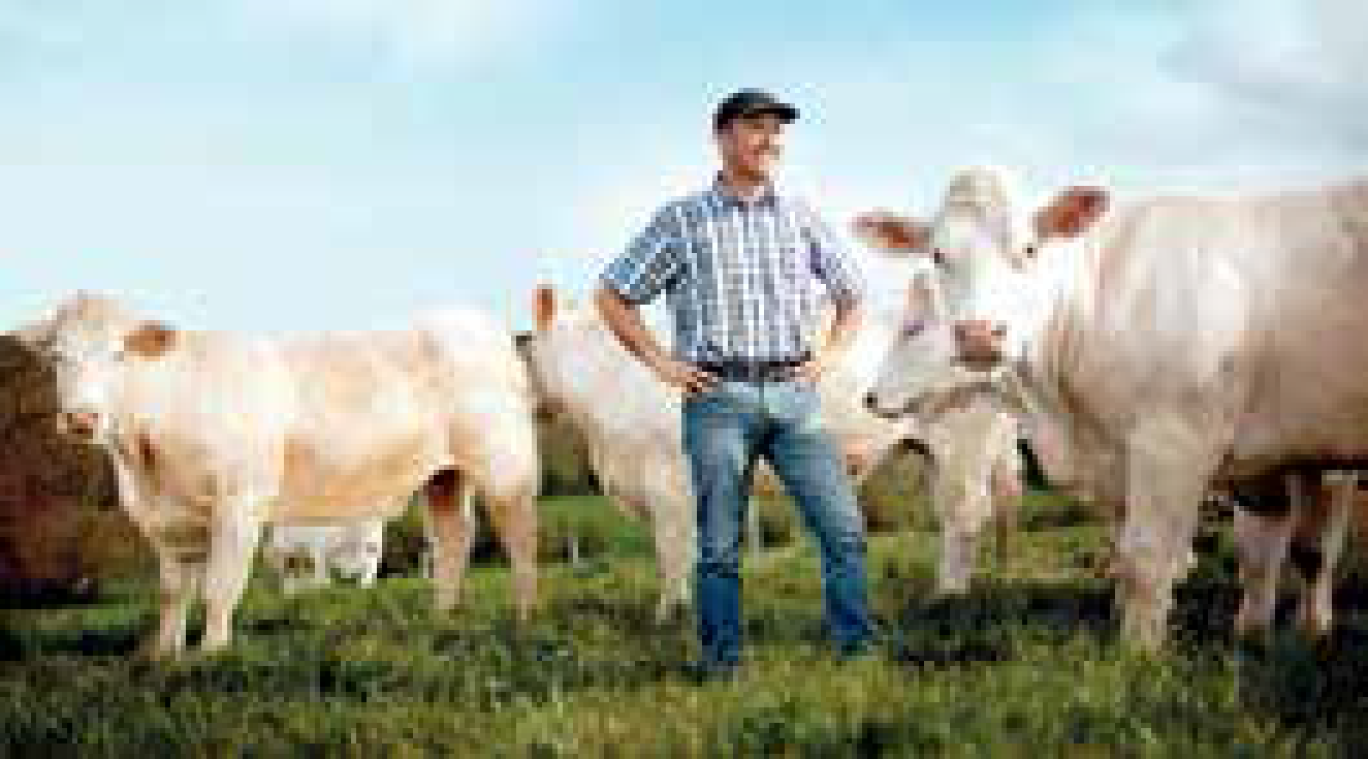 Un éleveur adhérant à Lorraine Qualité Viandes pose fièrement devant ses bêtes pour inviter les Lorrains à privilégier une viande 100 % lorraine.