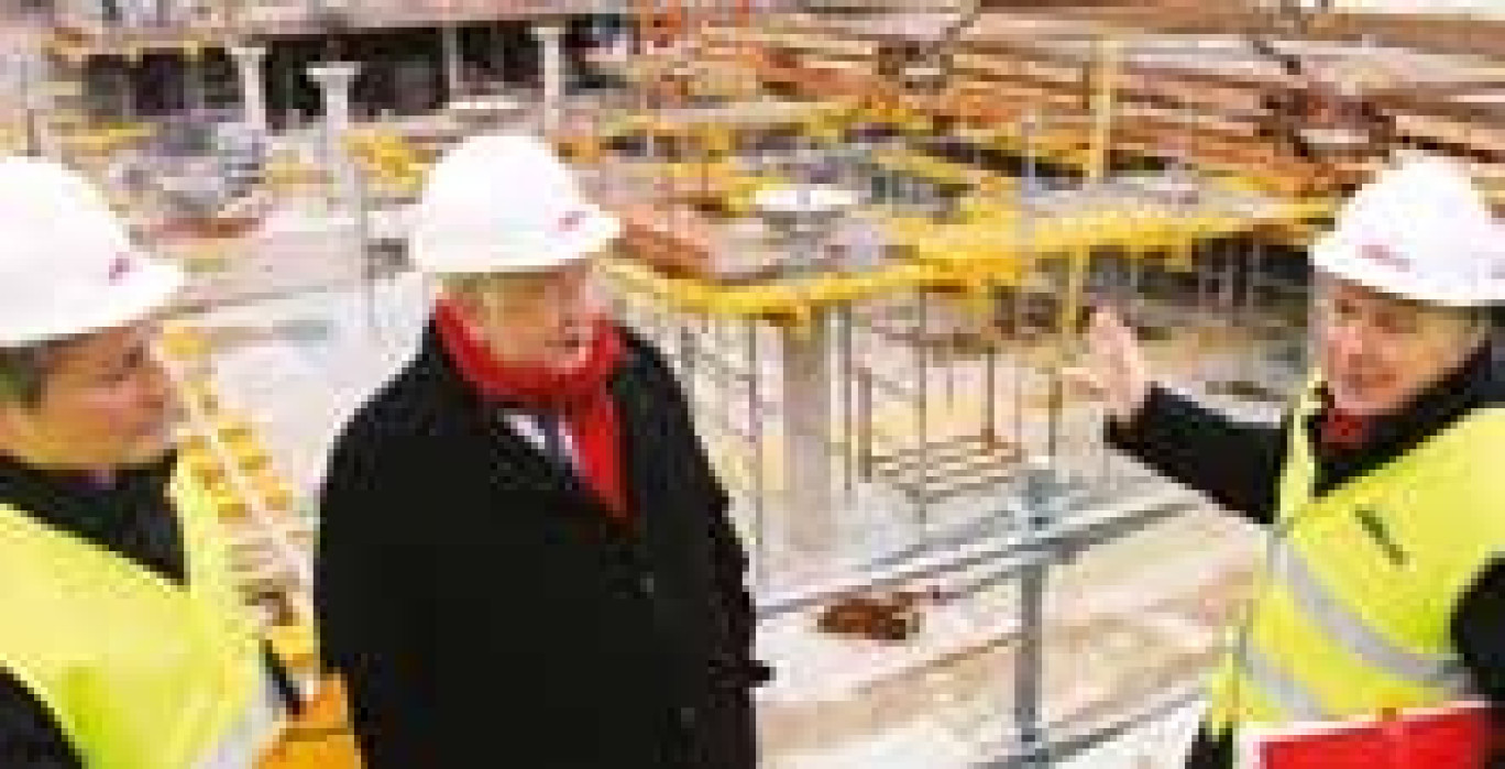 Laurent Hénart, maire de Nancy, André Rossinot, le président du Grand Nancy et Jean-Marie Duthilleul, l’architecte de Nancy Grand Cœur en visite sur le chantier de la place Thiers. 