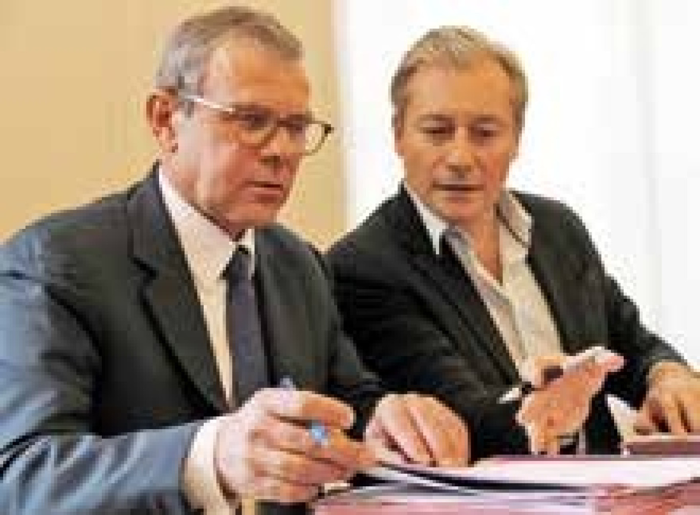 Signature du protocole d’accord entre Didier Ferré et Laurent Hénart.