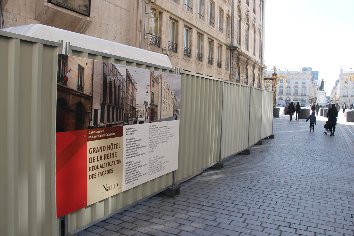 Rue Sainte-Catherine à Nancy, les travaux du Grand Hôtel de la Reine viennent tout juste de commencer. 