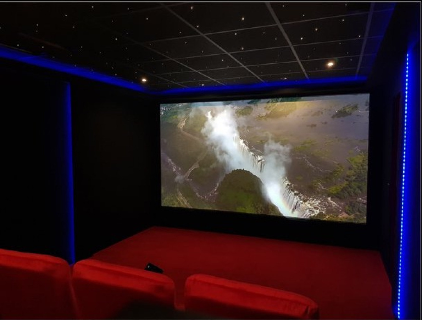 Grâce à TVHD Cinéma Privé S.A.S, offrez-vous ce luxe désormais accessible d’avoir sa propre salle de cinéma.