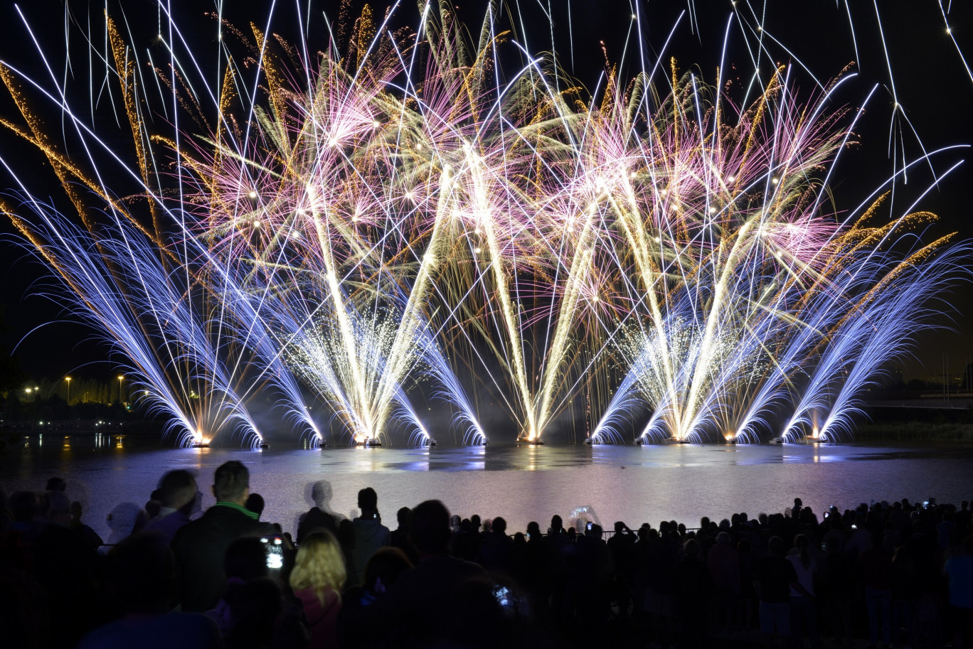 JSE réalise des spectacles pyrotechniques hallucinants.