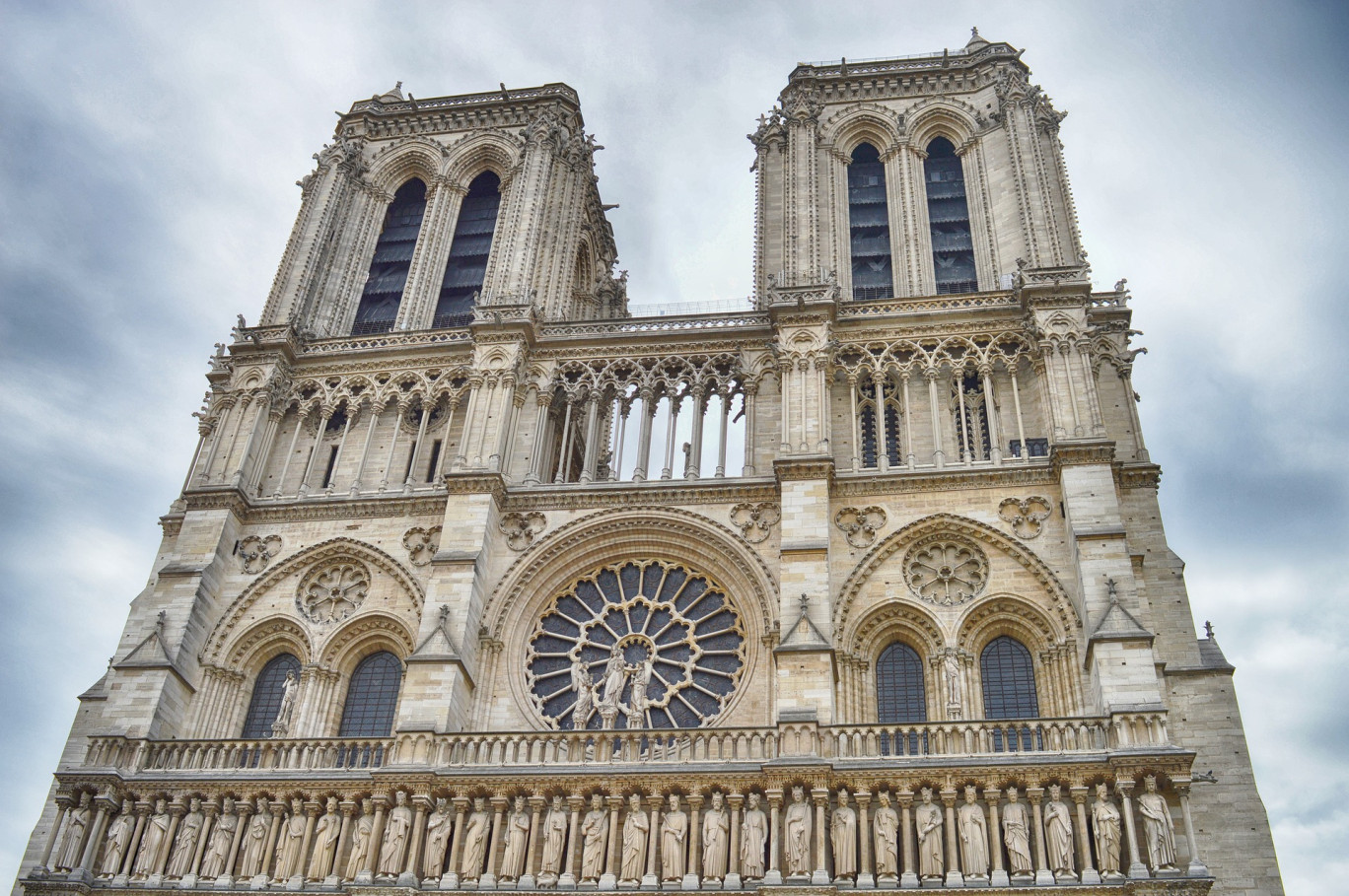 Gepelec auprès de Notre-Dame de Paris