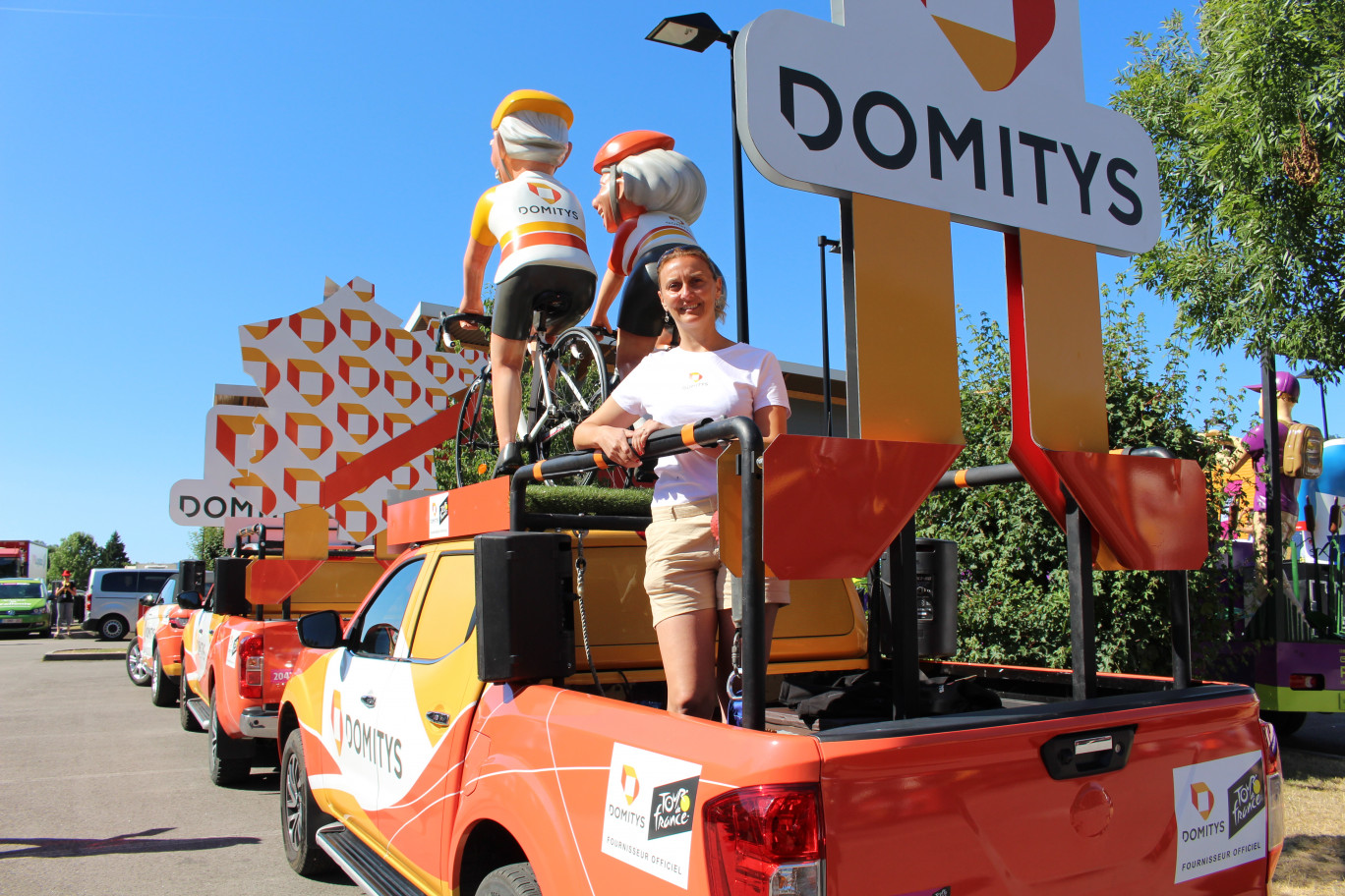 Magdalena Laurent, la directrice de la résidence services seniors Calliope de Metz sur son «bolide» de la caravane du Tour de France.