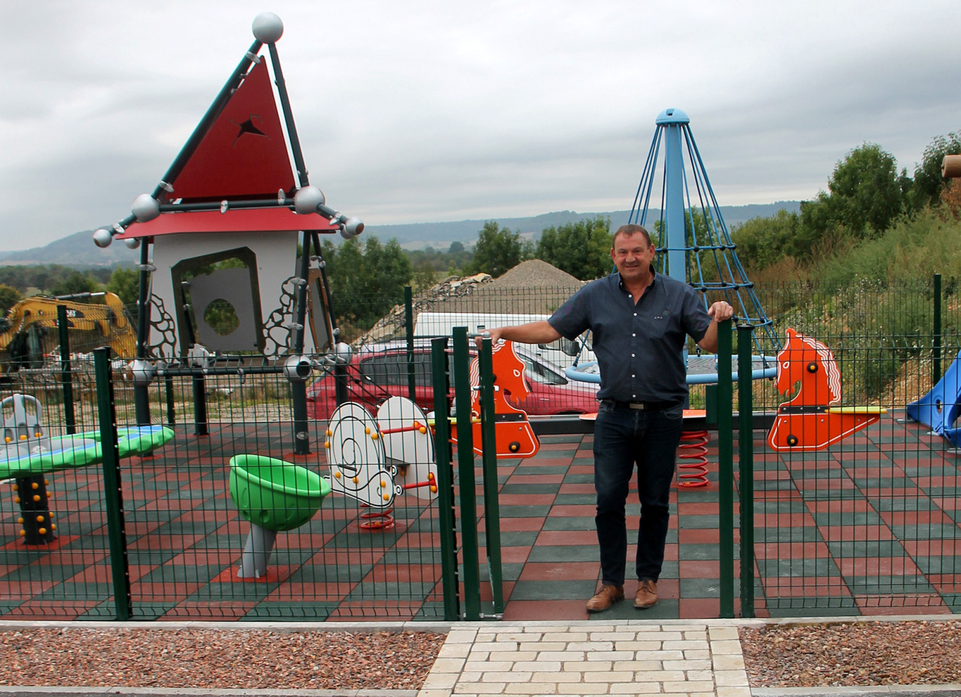 Stéphane Pariset au cœur de son showroom extérieur de sa nouvelle structure S’or spécialisée dans l’aménagement urbain. 