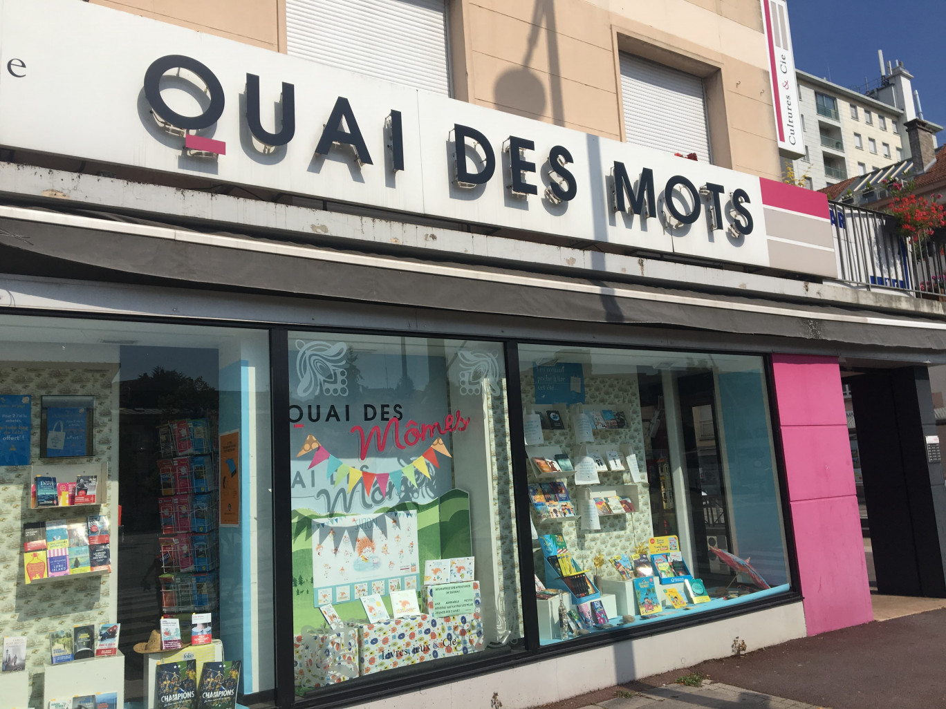 Quai des mots, un extérieur qui flamboie.
