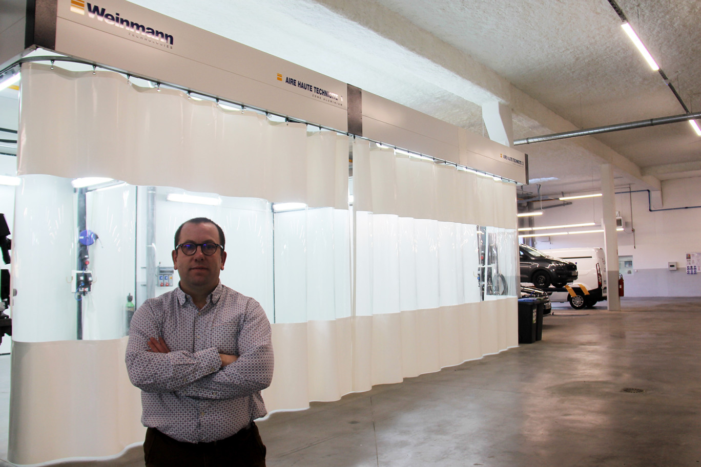 Yannick Henry, le directeur pièces et services du groupe Saint-Christophe devant la cabine alu quasi unique dans le Grand Est.